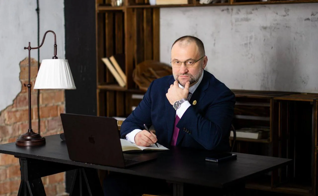 Олег Синько за работой